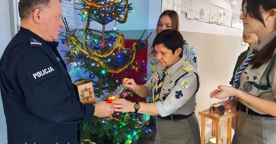 zdjęcie: Betlejemskie Światło Pokoju w koluszkowskiej komendzie / fot. KPP łódzkiego wschodniego