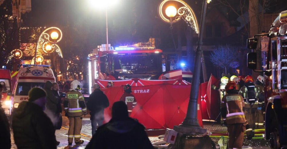 zdjęcie: Zakopane: pożar lokalu na Krupówkach; dwie osoby nieprzytomne / Zakopane, 19.12.2025. Pożar lokalu na Krupówkach w Zakopanem, 19 bm. Spłonęła niewielka kawiarnia w górnej części Krupówek. Z płonącego budynku strażacy wynieśli dwie nieprzytomne osoby, które zostały zabrane do szpitala. (gm/awol) PAP/Grzegorz Momot