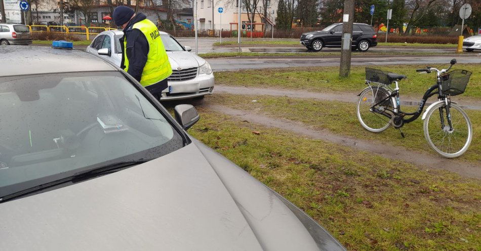 zdjęcie: Policjanci pracowali na miejscu kolizji z udziałem rowerzystki / fot. KPP w Lęborku