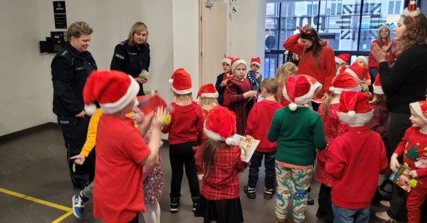 Przedszkolaki ubrały choinkę w Komendzie Powiatowej Policji