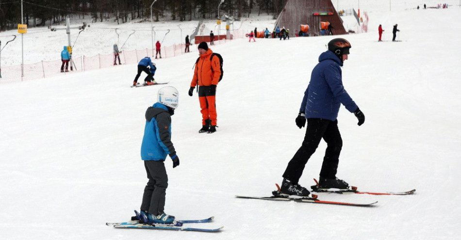 zdjęcie: W poniedziałek rozpoczynają się ferie w kolejnych sześciu województwach / Zakopane, 27.01.2024. Narciarze na stoku narciarskim na Nosalu w Zakopanem, 27 bm. Trwają ferie zimowe, dziś zakończyły się m.in. dla mieszkańców woj. mazowieckiego, a rozpoczynają się dla mieszkańców woj. lubelskiego, łódzkiego, podkarpackiego, pomorskiego i śląskiego. Zarówno na stokach narciarskich jak i na dworcach panuje duży ruch. (sko) PAP/Grzegorz Momot