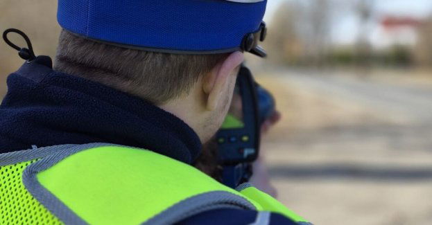 Za szybko poza terenem zabudowanym 51 latek stracił prawo jazdy