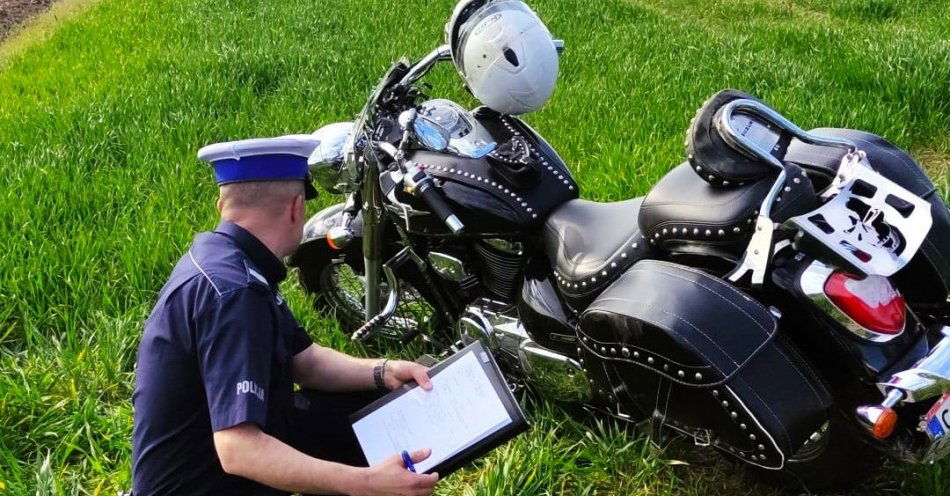 zdjęcie: Motocyklista przewrócił się i wpadł do rowu. / fot. KPP w Kościerzynie