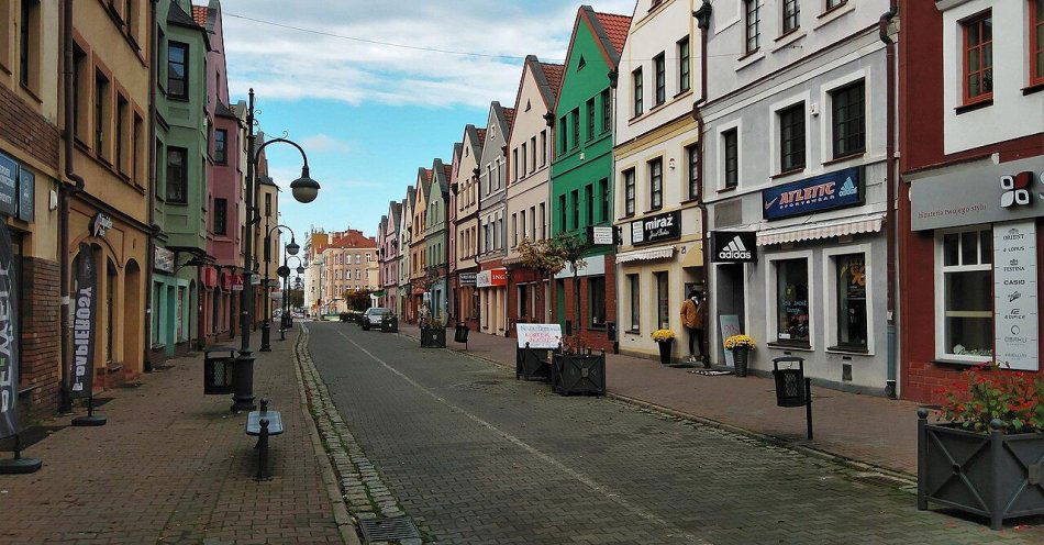 zdjęcie: Sztafeta Pamięci im. gen. Buka dotrze do Głogowa / Stare Miasto w Głogowie, fot. Wikimedia Commons, CC BY-SA, https://commons.wikimedia.org/wiki/File:G%C5%82og%C3%B3w_Old_Town_-_1990s_and_2000s_architecture_(Grodzka_Street)_04.jpg