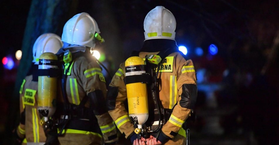 zdjęcie: śmiertelny pożar w Trzcińcu; ofiarą jest najprawdopodobniej aktor Piotr Wysocki / fot. PAP