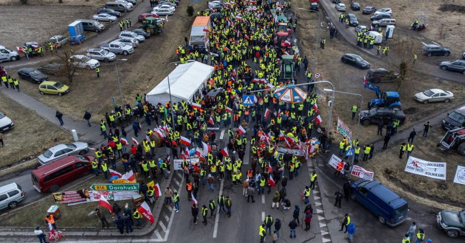 zdjęcie: Wicewojewoda zapowiedział pomoc dla rolników; protestujący blokują ruch tirów w Dorohusku / fot. PAP