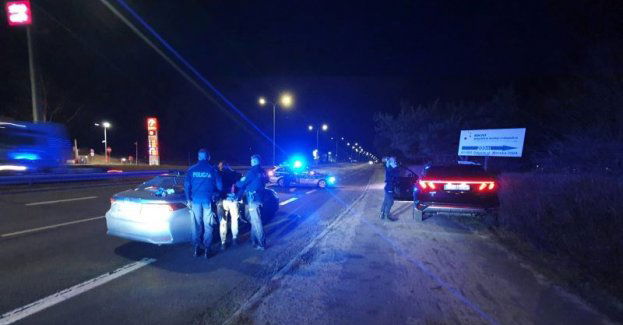 Policjanci po pościgu zatrzymali sprawcę kradzieży pojazdu