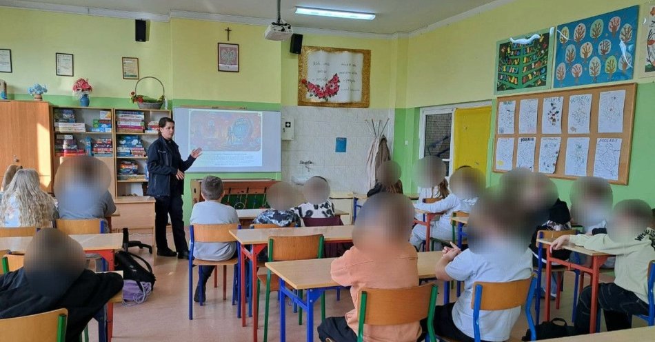 zdjęcie: Policjantki uczą dzieci bezpieczeństwa w sieci / fot. KPP Wysokie Mazowieckie