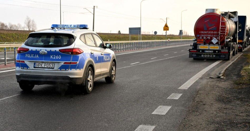 zdjęcie: Rolnicy rozpoczęli blokadę dk 28 przed granicą w Medyce / fot. PAP