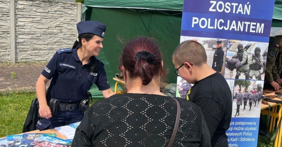 zdjęcie: Promowali służbę w Policji / fot. KMP w Ostrołęce