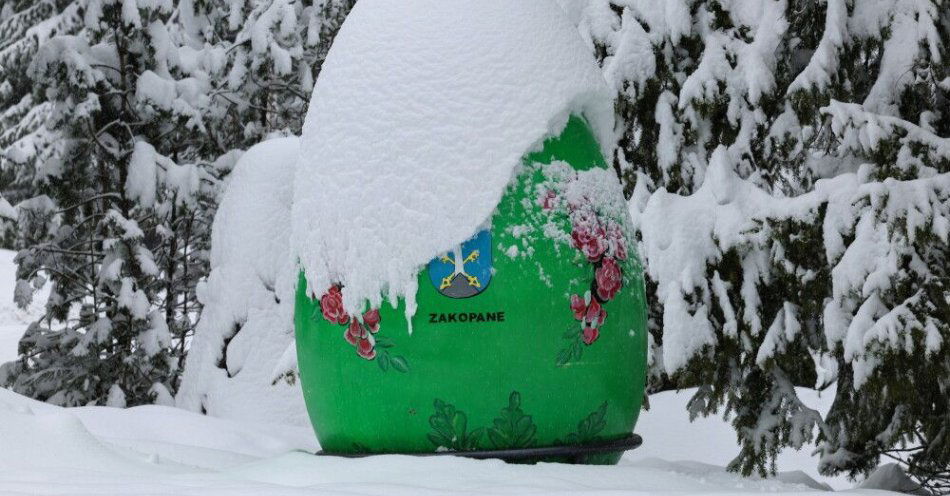 zdjęcie: Trudne warunki w Tatrach; lawiny mogą schodzić samoczynnie / Zakopane, 31.03.2026. Atak zimy w Zakopanem, 31 bm. W związku z intensywnymi opadami śniegu i zagrożeniem lawinowym trzeciego stopnia, od wtorku do odwołania zamknięta dla turystów jest droga do Morskiego Oka. Służby odradzają wszelkie wyjścia w góry. (jm) PAP/Grzegorz Momot ***Do tego materiału zdjęciowego dostępna jest również depesza w systemie CSI, pt.: Zamknięto drogę do Morskiego Oka; odradzane wszelkie wyjścia w góry***