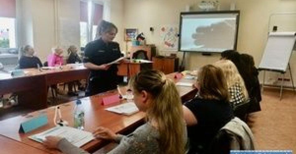 zdjęcie: Policjantki o „Handlu Ludźmi” z klientami Powiatowego Urzędu Pracy / fot. KPP w Lubienie