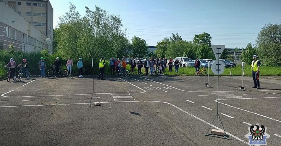 zdjęcie: Policjanci ruchu drogowego egzaminowali młodych rowerzystów / fot. KMP w Wałbrzychu