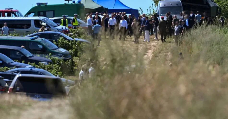 zdjęcie: Lubelskie: w 10 powiatach nie zawyły syreny alarmowe po naruszeniu przestrzeni powietrznej / Tarnawa-Kolonia, 30.07.2026. Politycy i służby w miejscu upadku rakiety w okolicach miejscowości Tarnawa-Kolonia, 30 bm. Najprawdopodobniej był to rosyjski pocisk balistyczny CH101. Według Dowództwa Operacyjnego Rodzajów Sił Zbrojnych o godz. 3.40 w polskiej przestrzeni powietrznej wykryto obiekt, dla jego rozpoznania i przechwycenia skierowano myśliwiec F-16. W miejscu upadku obiektu powstał krater o średnicy ok. 10 m. Na miejscu trwają działania operacyjne i zabezpieczające. (sko) PAP/Wojtek J