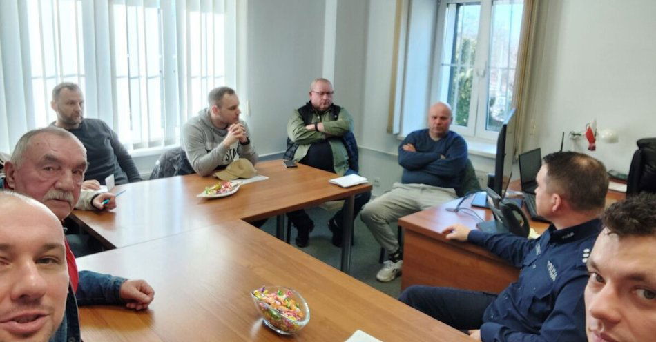 zdjęcie: Policja i kluby piłkarskie wspólnie dla bezpieczeństwa meczów / fot. KPP Aleksandrów