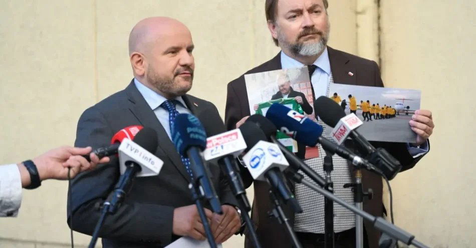 zdjęcie: Sprawa Zondacrypto: PiS chce uzupełnienia postępowania o „wszystkich pokrzywdzonych” / Warszawa, 27.08.2026. Posłowie PiS Mariusz Gosek (L) i Paweł Szrot (P) podczas konferencji prasowej przed Prokuraturą Okręgową w Warszawie, 27 bm. Tematem konferencji były bieżące działania organów ścigania oraz kontrola poselska w sprawach prowadzonych przez prokuraturę. (ad) PAP/Radek Pietruszka