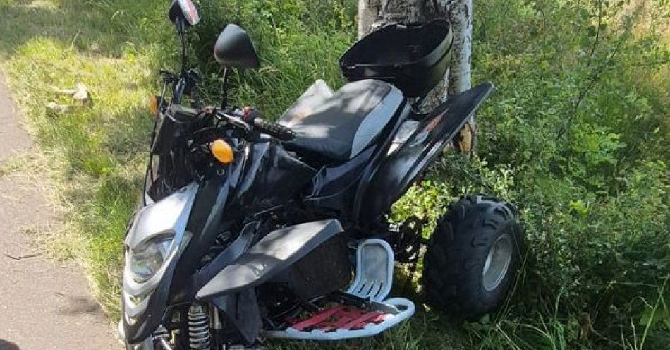 zdjęcie: Lęborscy policjanci wyjaśniają okoliczności tragicznego wypadku w miejscowości Nowęcin. Po uderzeniu quada w drzewo kierujący pojazdem 69-zmarł. / fot. KPP w Lęborku