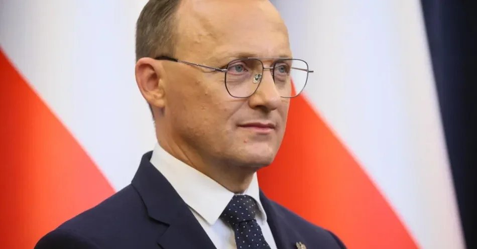 zdjęcie: Leśkiewicz o prezydenckiej wersji „lex szarlatan”: do 15 lat więzienia za doprowadzenie do śmierci pacjenta / Warszawa, 20.08.2026. Rzecznik prasowy prezydenta RP Rafał Leśkiewicz podczas konferencji prasowej w Pałacu Prezydenckim w Warszawie, 20 bm. Prezydent skieruje do TK ustawę o Rzeczniku Praw Pacjenta, tzw. lex szarlatan. (jm) PAP/Leszek Szymański