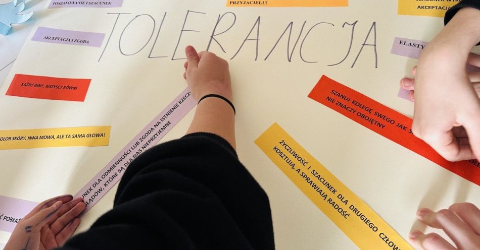 zdjęcie: Toleruję szanuję i akceptuję: jak przeciwdziałać hejtowi / fot. KPP Sejny