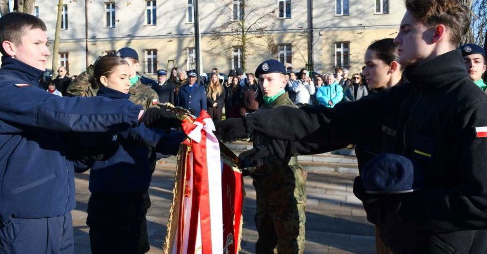 zdjęcie: Ślubowanie klas mundurowych na Placu Walczących o Niepodległą / fot. KMP w Dąbrowie Tarnowskiej