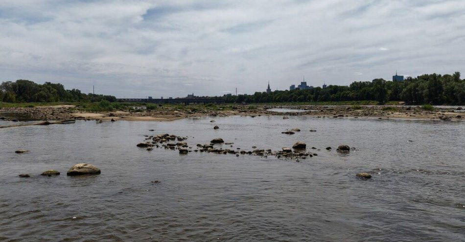 zdjęcie: Poziom wody w rzekach coraz niższy; w Wiśle miejscami jedynie 13 cm / fot. PAP