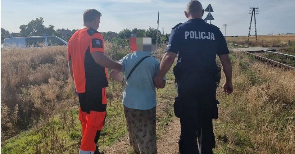 zdjęcie: Skrajnie wyczerpana seniorka leżała przy torowisku. Pomogli jaworscy policjanci / fot. KPP w Jaworze