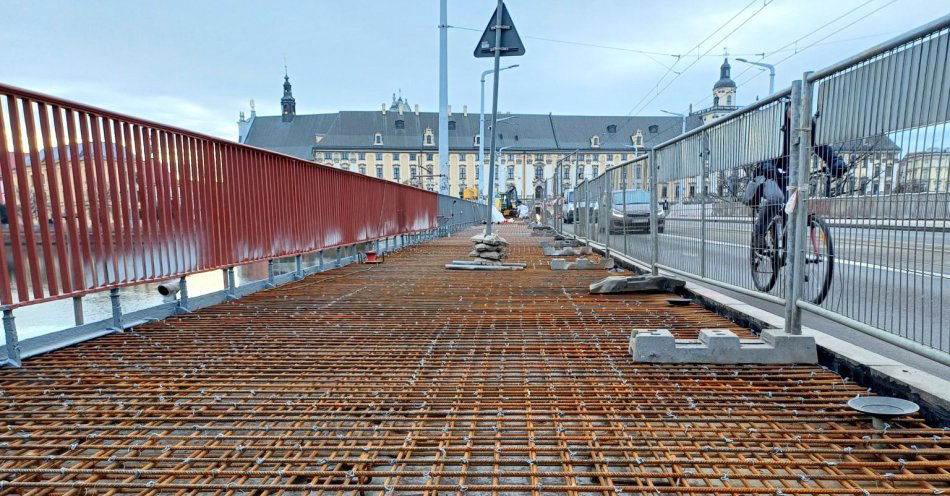 zdjęcie: Betonowanie na mostach Uniwersyteckich nocne utrudnienia / fot. nadesłane