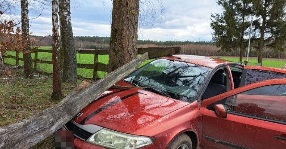 zdjęcie: Nietrzeźwy zatrzymał się na ogrodzeniu, po czym zasnął za kierownicą / fot. KMP Chełm