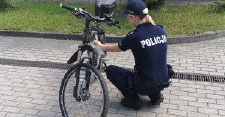 zdjęcie: Policjanci radzą jak zabezpieczyć rower przed kradzieżą / fot. KPP w Kartuzach