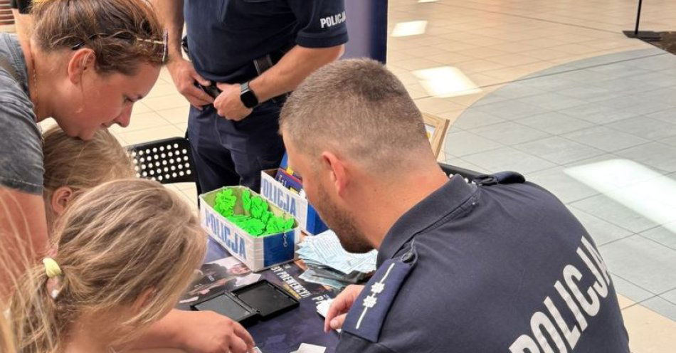 zdjęcie: Policjanci z Wejherowa i Rumi wzięli udział w akcji „Witajcie Wakacje” / fot. KPP w Wejherowie