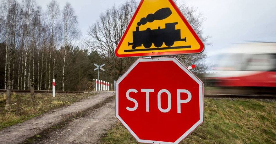 zdjęcie: Lubelskie: samochód osobowy wjechał pod pociąg koło Łukowa; utrudnienia na kolei / Stronno. 07.01.2018 Przejazd kolejowy niestrzeżony.
PAP/Tytus Żmijewski