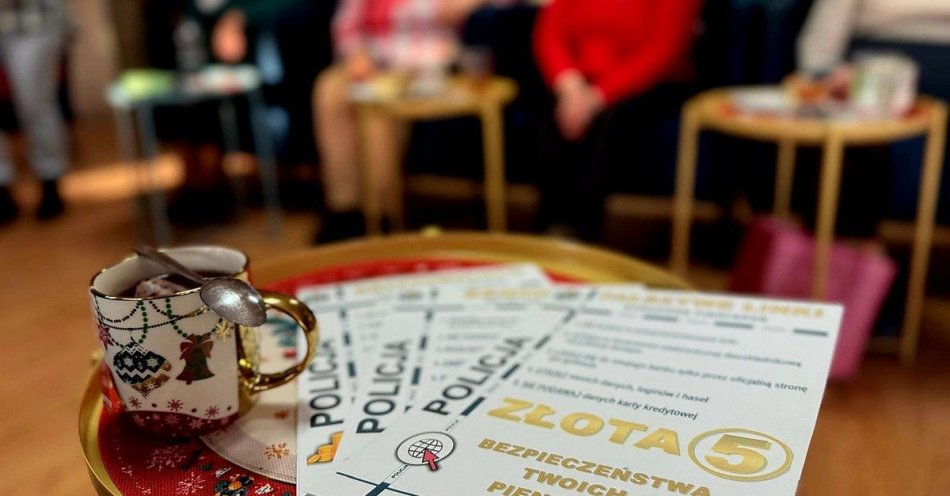 zdjęcie: Policjantki z Jawora ostrzegają seniorów przed oszustami / fot. KPP w Jaworze