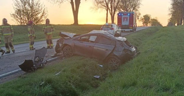 Groźne dachowanie Fiata kierowanego przez 25-latka z jednym promilem alkoholu w organizmie