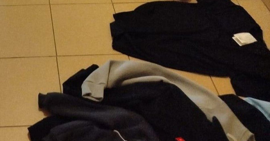 zdjęcie: Na targowisku w Przemyślu sprzedawała ponad 300 podróbek / fot. KMP w Przemyślu fot. KMP Przemyśl