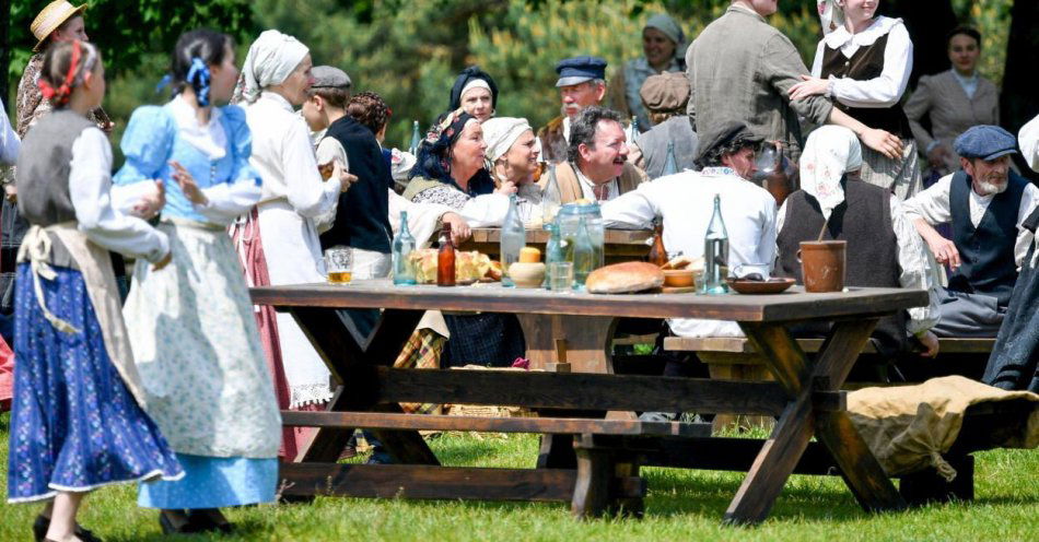 zdjęcie: „Sami swoi. Początek” – prequel komedii powstaje w Muzeum Wsi Kieleckiej / fot. PAP