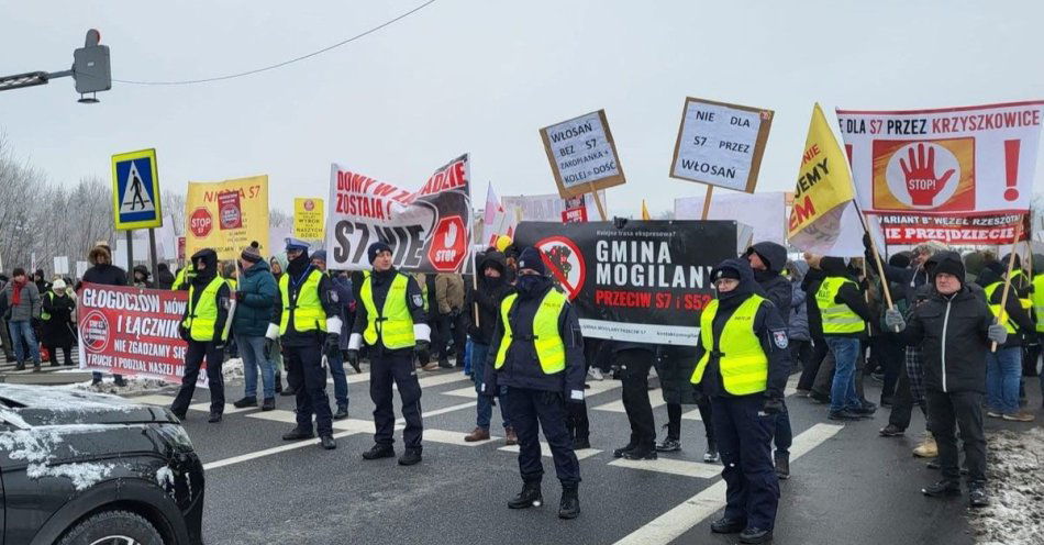 zdjęcie: Spokojny protest na Zakopiance w Głogoczowie / fot. KMP w Myślenicach