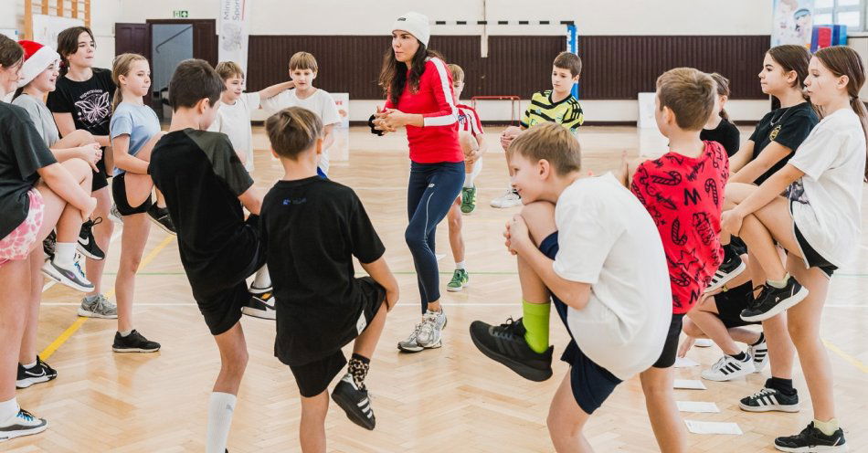 zdjęcie: Dzieci z Ostrowca Świętokrzyskiego i Warszawy zdobywały sportowe rekordy z Joanną Jóźwik / fot. nadesłane