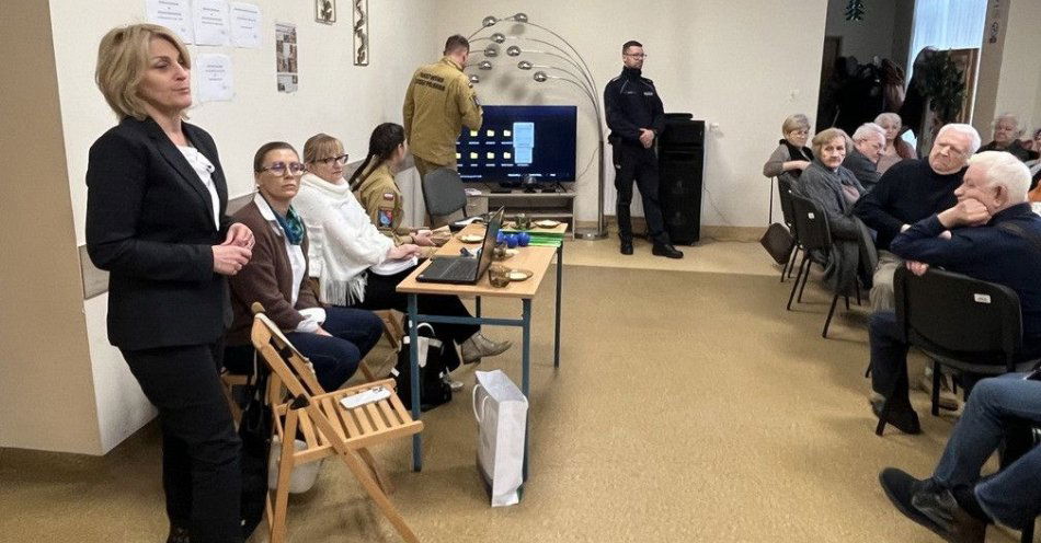 zdjęcie: Seniorzy w Ostrowie uczą się jak unikać oszustw i dbać o bezpieczeństwo / fot. KPP Ostrów Wielkopolski