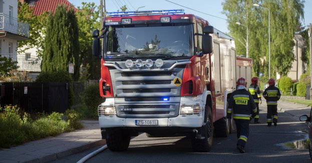 Wypadek drogowy. Zderzenie dwóch samochodów osobowych.