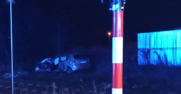 Wjechał na czerwonym świetle na przejazd kolejowy i zderzył się z pociągiem – apel policji