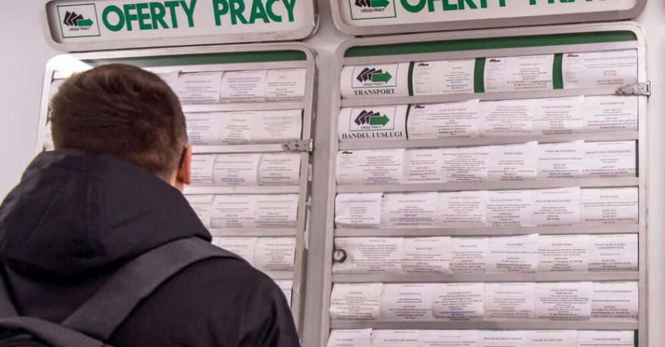 zdjęcie: Rośnie konkurencja na rynku pracy głównie dla osób młodych i po 50. roku życia / fot. PAP