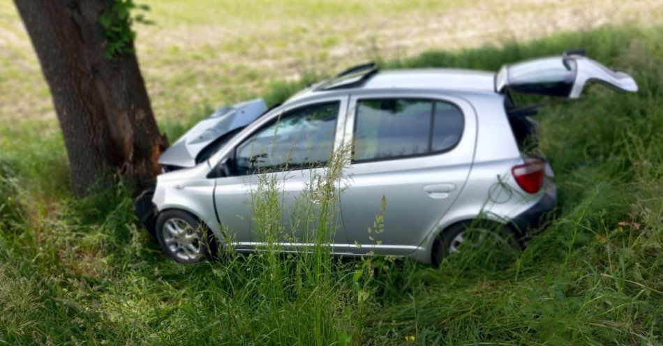 zdjęcie: Toyotą uderzyła w drzewo / fot. KPP Tomaszów Lubelski