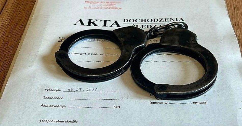 zdjęcie: Nie każda pomoc trafia we właściwe ręce, kamienieccy policjanci zatrzymali oszusta, który żerował na ludzkiej dobroci / fot. KPP w Ząbkowicach Śląskich