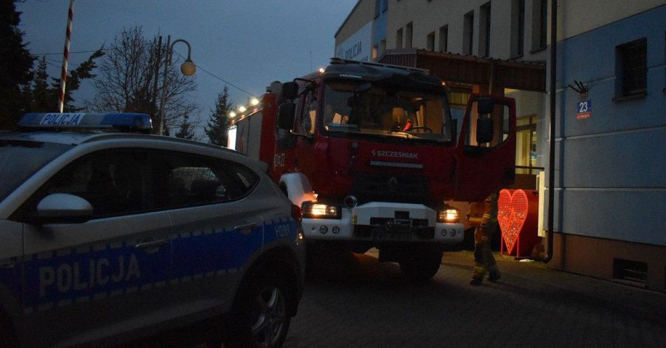 zdjęcie: Pożar i ewakuacja garwolińskiej komendy. Policjanci i strażacy przeprowadzili ćwiczenia przeciwpożarowe / fot. KPP w Garwolinie