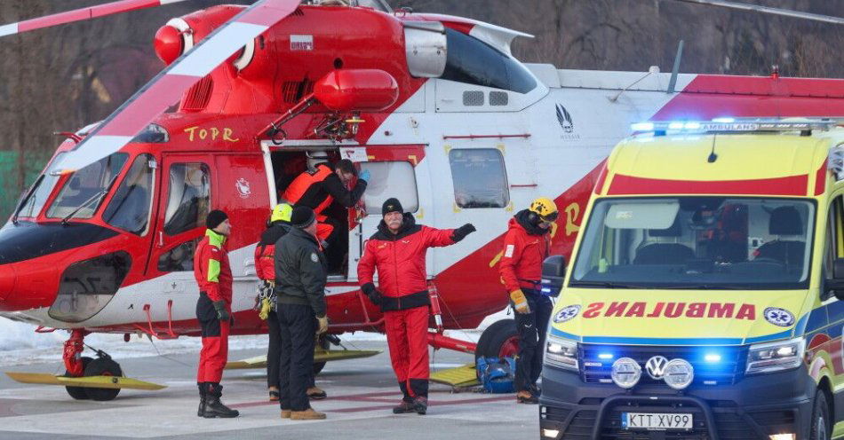 zdjęcie: W Tatrach seria groźnych wypadków w święta; 18 osób potrzebowało pomocy / Zakopane, 17.02.2025. Transport rannych turystów w Zakopanem, 17 bm. Mężczyzna wspinający się szlakiem na Rysy poślizgnął się i spadając potrącił dwójkę turystów. Wszyscy spadli ok 200-300 metrów. Ratownicy TOPR przeprowadzili akcję ratowniczą z użyciem śmigłowca, turyści z obrażeniami zostali przetransportowani do szpitala.  (sko) PAP/Grzegorz Momot (sko) ***Do tego materiału zdjęciowego dostępna jest również depesza w systemie CSI, pt.: Tatry/ Spadający z Rysów turysta potrącił dwie osoby***