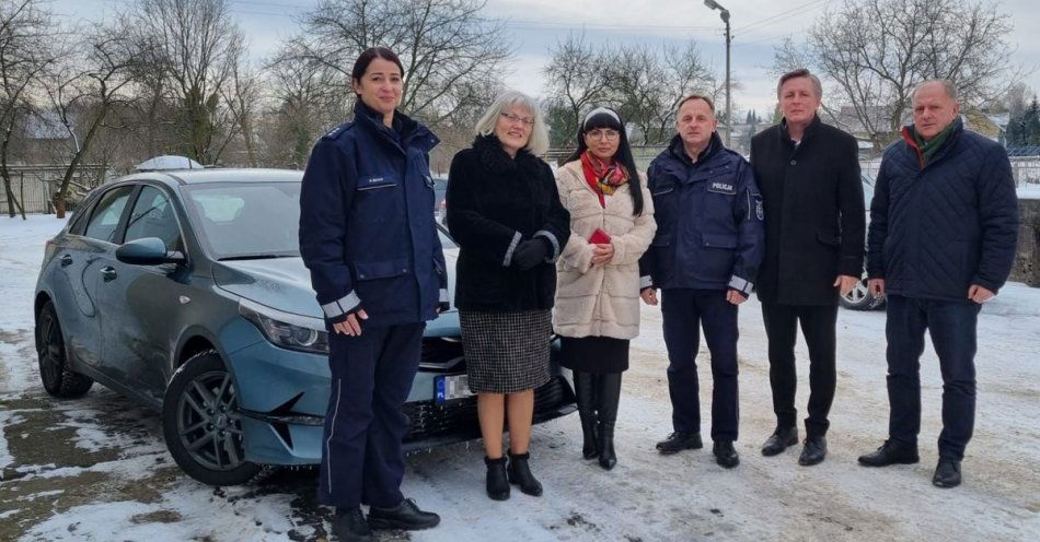 zdjęcie: Oficjalne przekazanie nowego, nieoznakowanego radiowozu dla policjantów z Niemodlina / fot. KMP Opole