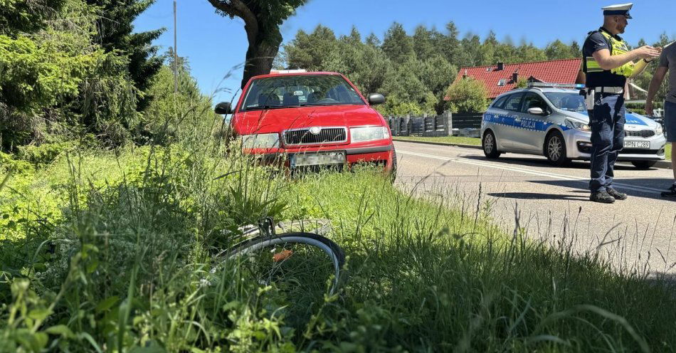 zdjęcie: Policjanci z puckiej drogówki pracowali na miejscu zdarzenia wypadku drogowego rowerzysty z samochodem ciężarowym w Domatówku. / fot. KPP w Pucku