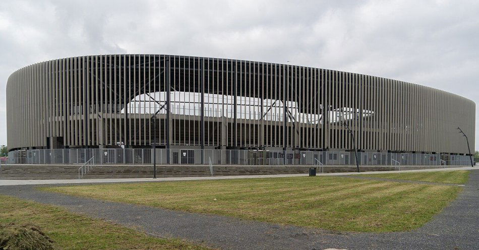 zdjęcie: GKS Bełchatów - 48 lat biało-zielono-czarnych emocji / Stadion piłkarski w Zagłębiowskim Parku Sportowym – fot. Krzysztof Popławski / Wikimedia Commons, CC BY 4.0
