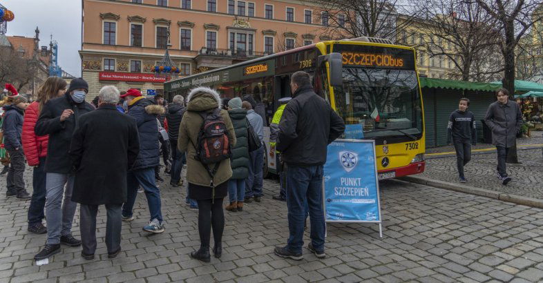 zdjęcie: Ponad 10 000 zaszczepionych we wrocławskim SZCZEPCIObusie / fot. nadesłane