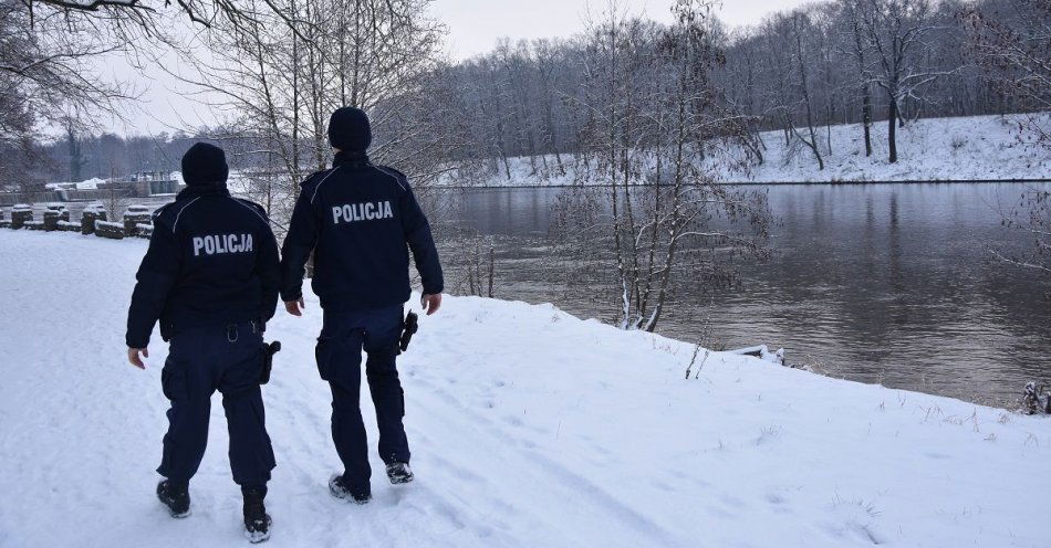 zdjęcie: Ostrzegamy przed zabawami na zamarzniętych rzekach, jeziorach i stawach. / fot. KPP Żagań